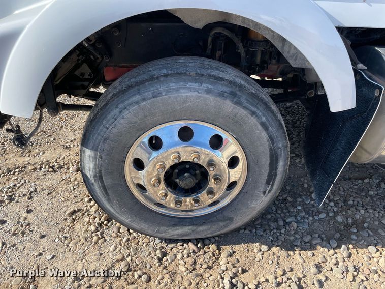 image for item LV9205 2013 Kenworth T800  semi truck