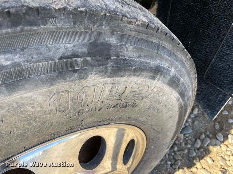 image for item LV9205 2013 Kenworth T800  semi truck