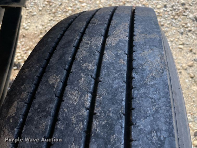 image for item LV9205 2013 Kenworth T800  semi truck