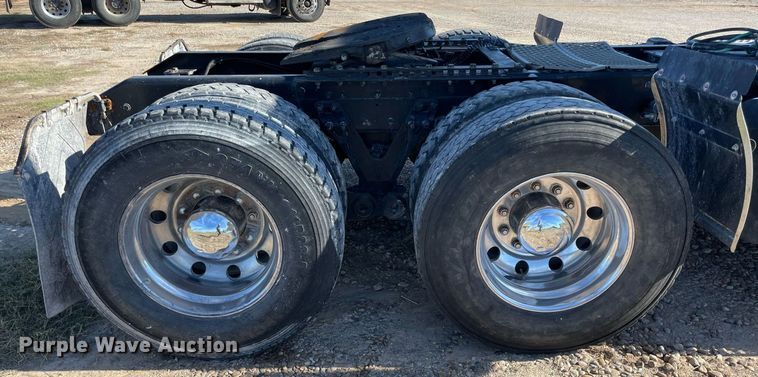 image for item LV9205 2013 Kenworth T800  semi truck