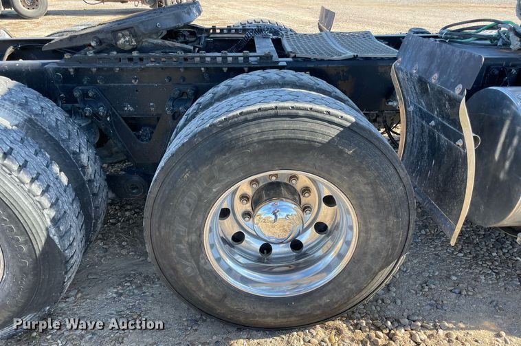 image for item LV9205 2013 Kenworth T800  semi truck