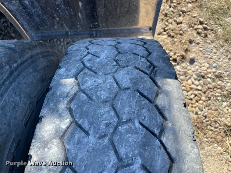 image for item LV9205 2013 Kenworth T800  semi truck