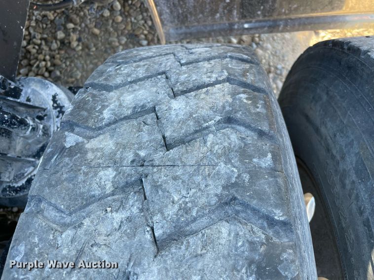 image for item LV9205 2013 Kenworth T800  semi truck