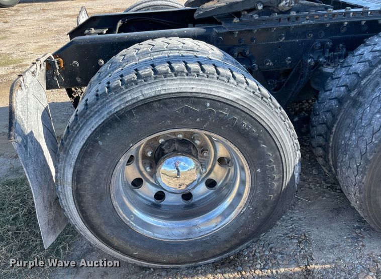 image for item LV9205 2013 Kenworth T800  semi truck