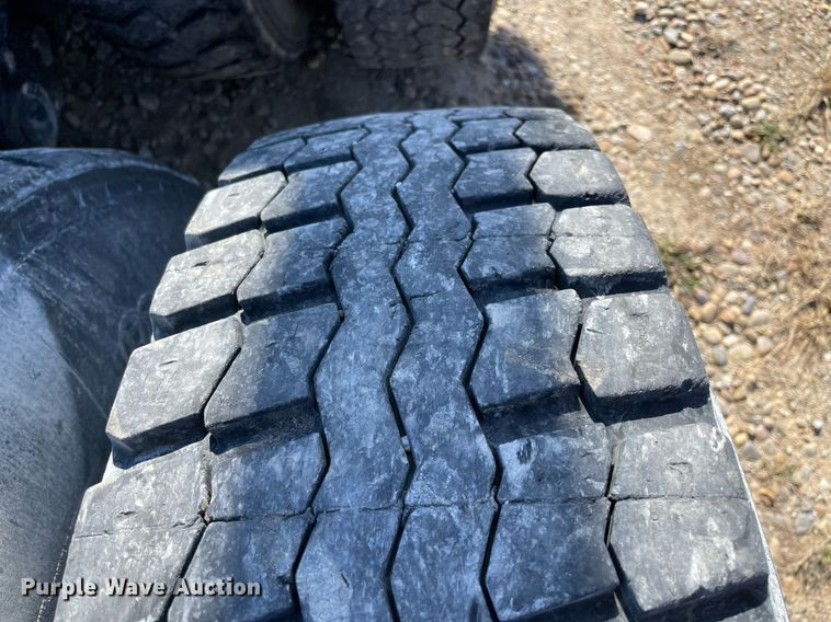 image for item LV9205 2013 Kenworth T800  semi truck