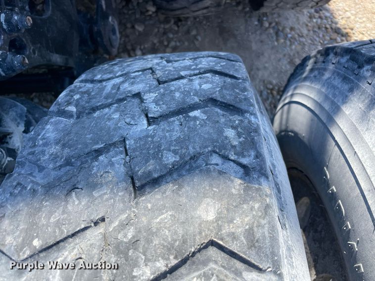 image for item LV9205 2013 Kenworth T800  semi truck