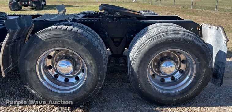 image for item LV9205 2013 Kenworth T800  semi truck