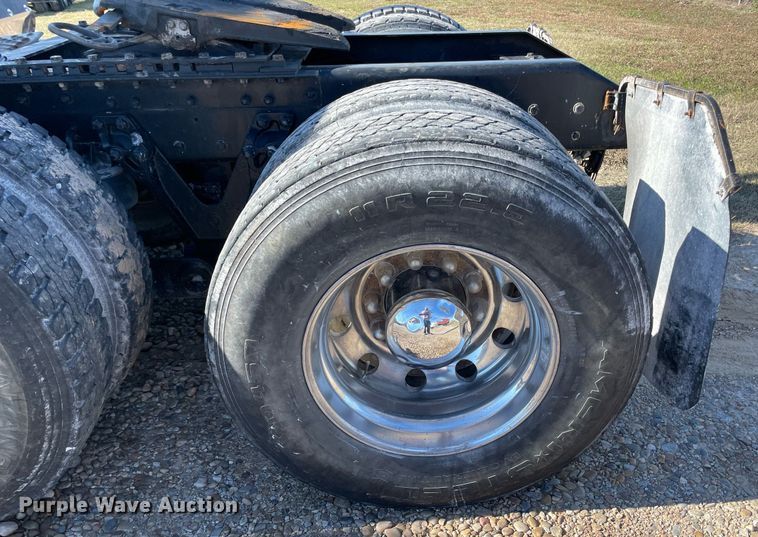 image for item LV9205 2013 Kenworth T800  semi truck