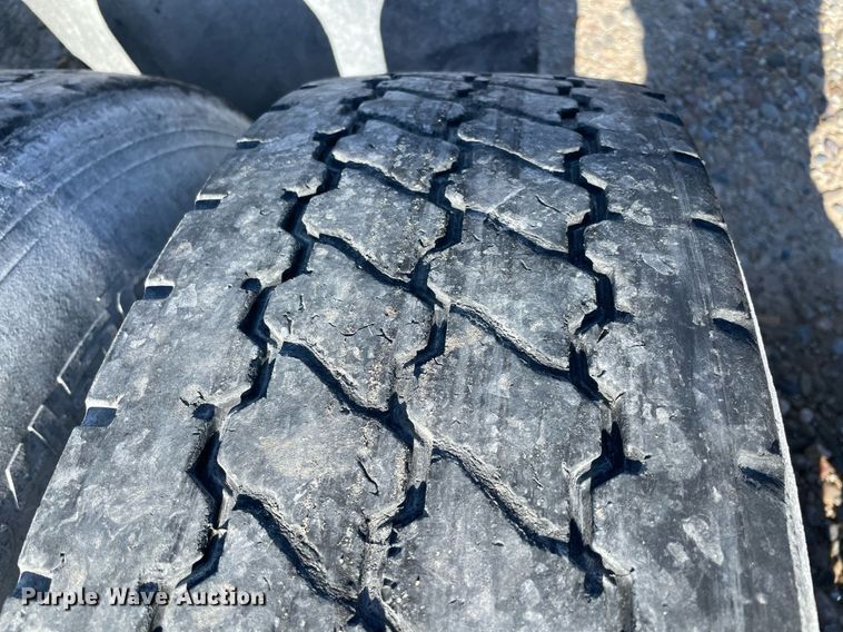 image for item LV9205 2013 Kenworth T800  semi truck