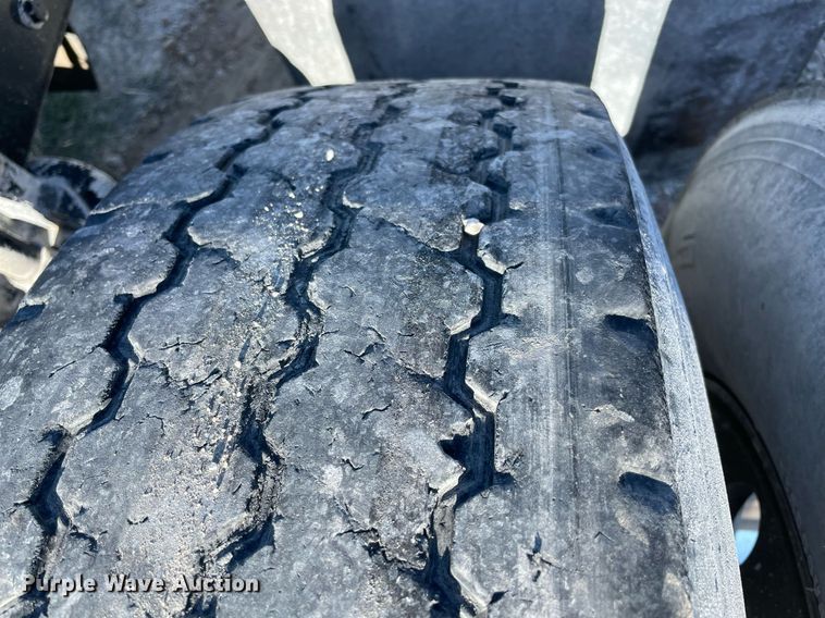 image for item LV9205 2013 Kenworth T800  semi truck