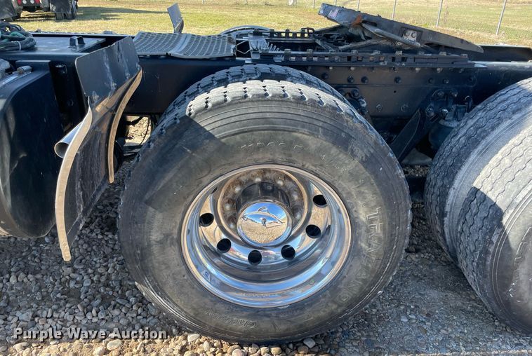 image for item LV9205 2013 Kenworth T800  semi truck