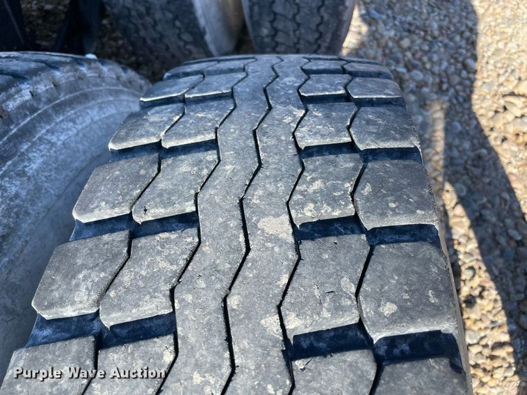 image for item LV9205 2013 Kenworth T800  semi truck