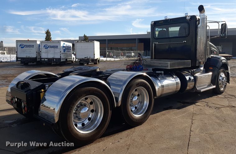 image for item LX9870 2011 Peterbilt 384  semi truck