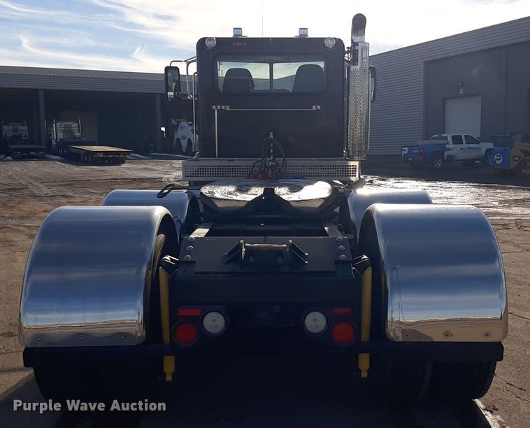 image for item LX9870 2011 Peterbilt 384  semi truck