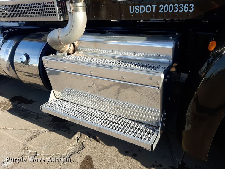 image for item LX9870 2011 Peterbilt 384  semi truck