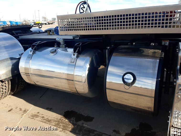 image for item LX9870 2011 Peterbilt 384  semi truck