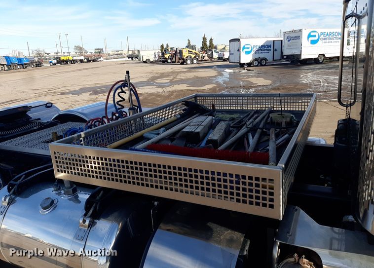 image for item LX9870 2011 Peterbilt 384  semi truck