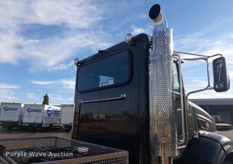 image for item LX9870 2011 Peterbilt 384  semi truck
