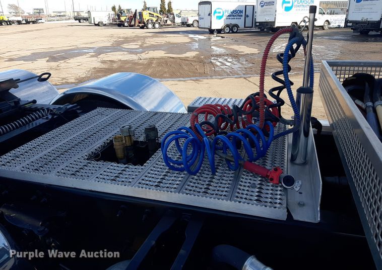 image for item LX9870 2011 Peterbilt 384  semi truck