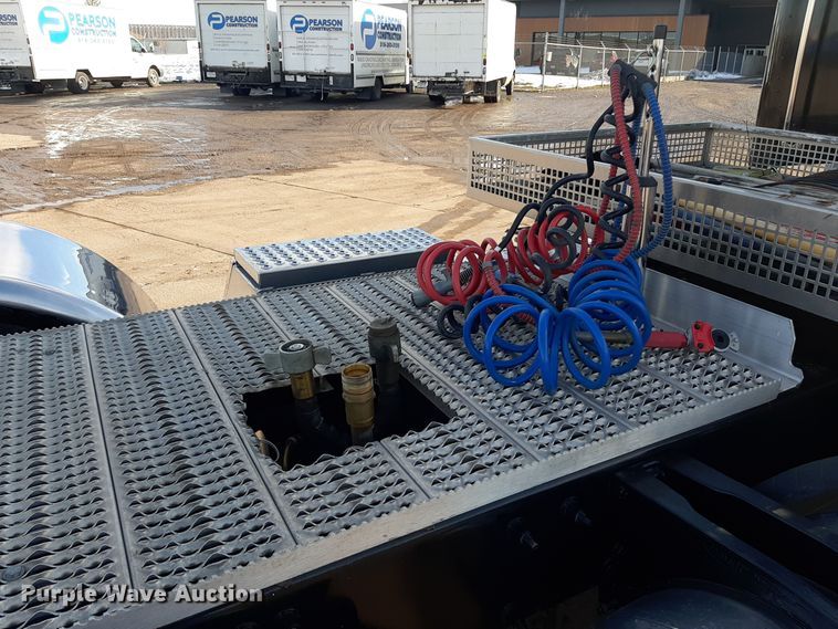 image for item LX9870 2011 Peterbilt 384  semi truck