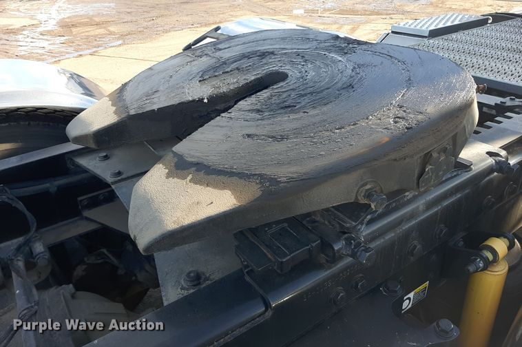 image for item LX9870 2011 Peterbilt 384  semi truck