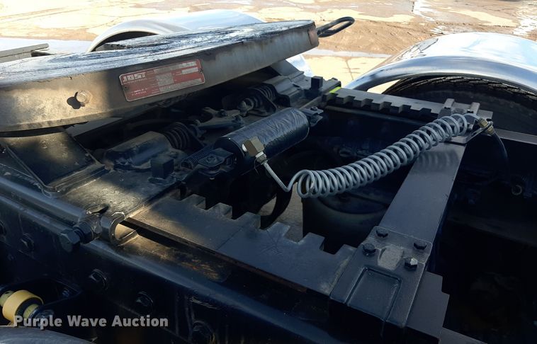 image for item LX9870 2011 Peterbilt 384  semi truck