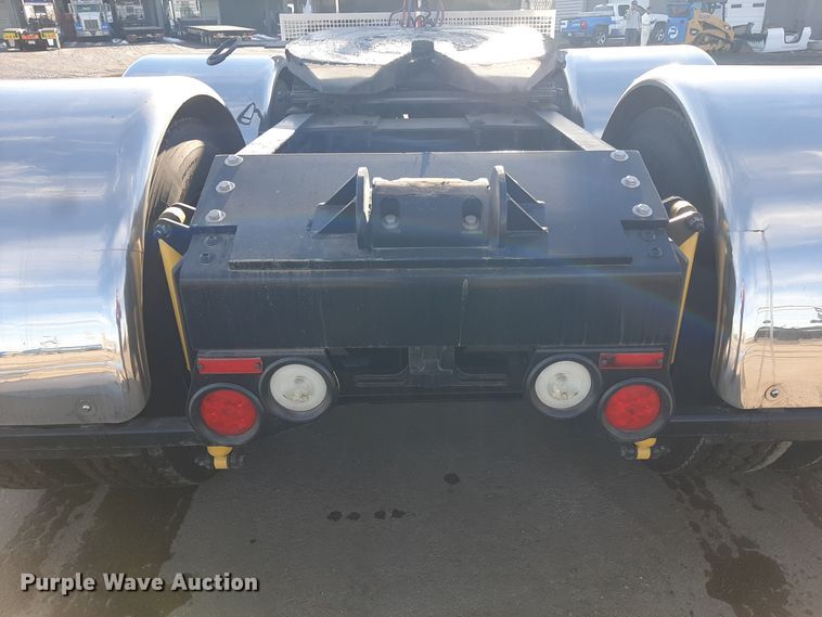 image for item LX9870 2011 Peterbilt 384  semi truck