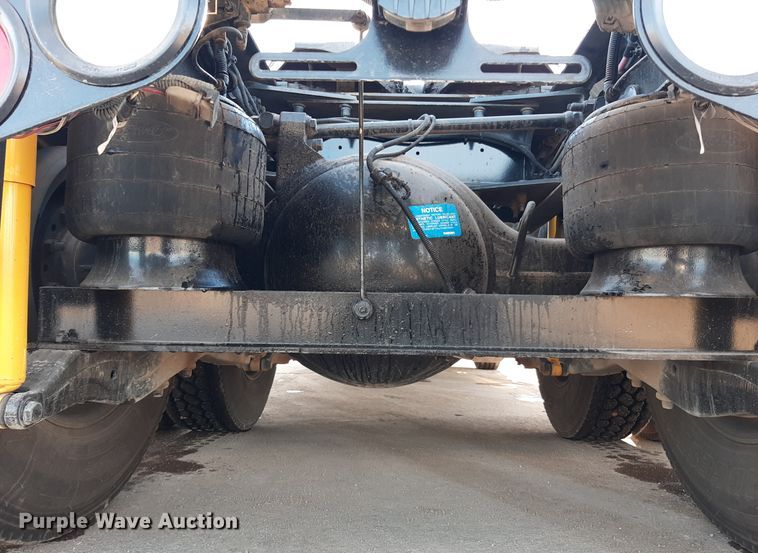 image for item LX9870 2011 Peterbilt 384  semi truck