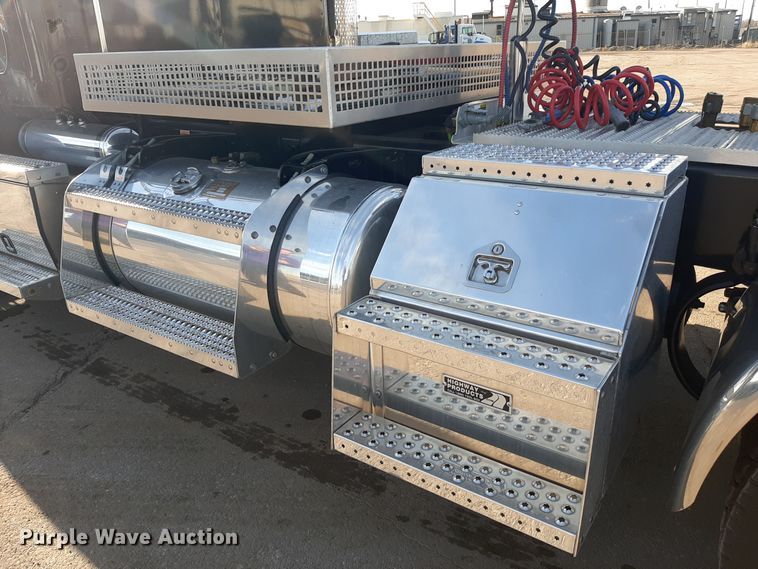 image for item LX9870 2011 Peterbilt 384  semi truck