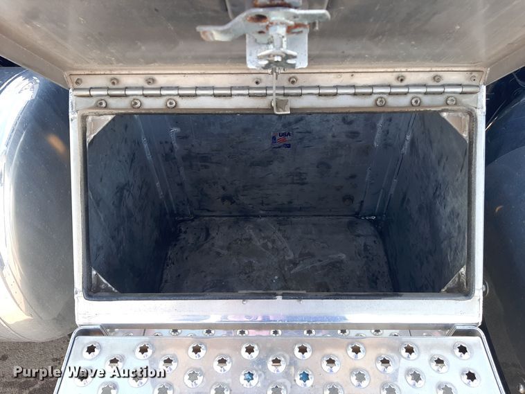 image for item LX9870 2011 Peterbilt 384  semi truck