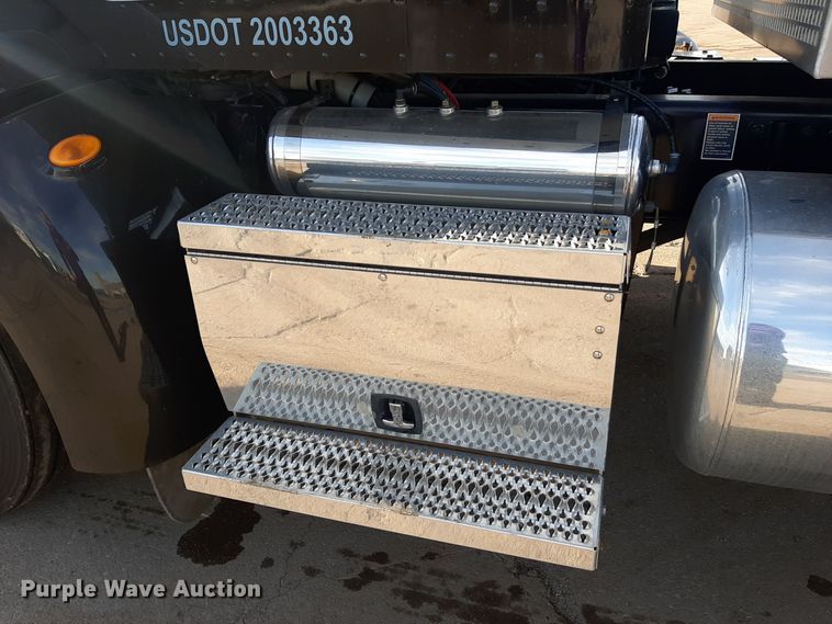 image for item LX9870 2011 Peterbilt 384  semi truck