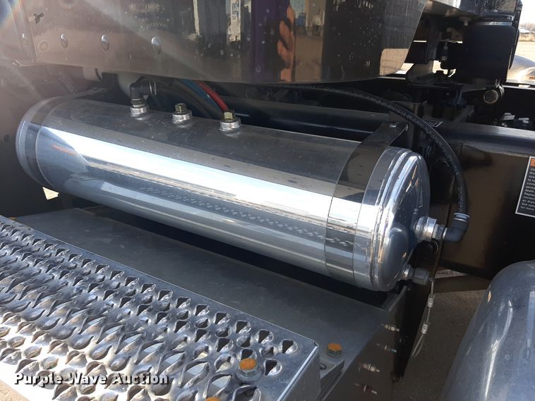 image for item LX9870 2011 Peterbilt 384  semi truck