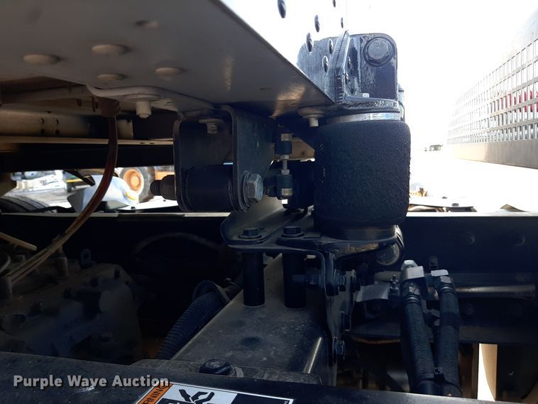 image for item LX9870 2011 Peterbilt 384  semi truck