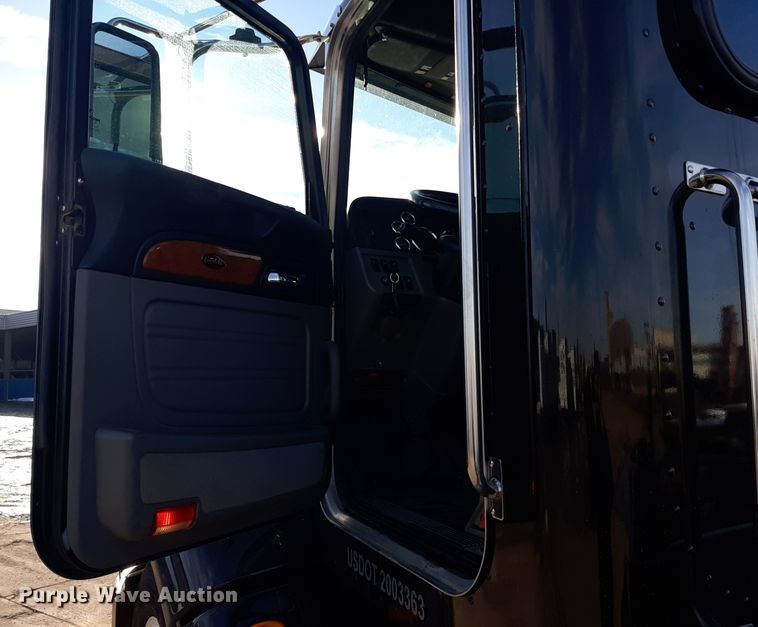 image for item LX9870 2011 Peterbilt 384  semi truck