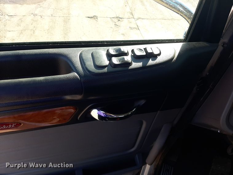 image for item LX9870 2011 Peterbilt 384  semi truck