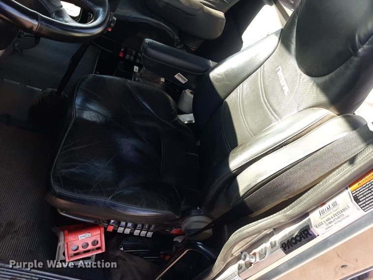 image for item LX9870 2011 Peterbilt 384  semi truck