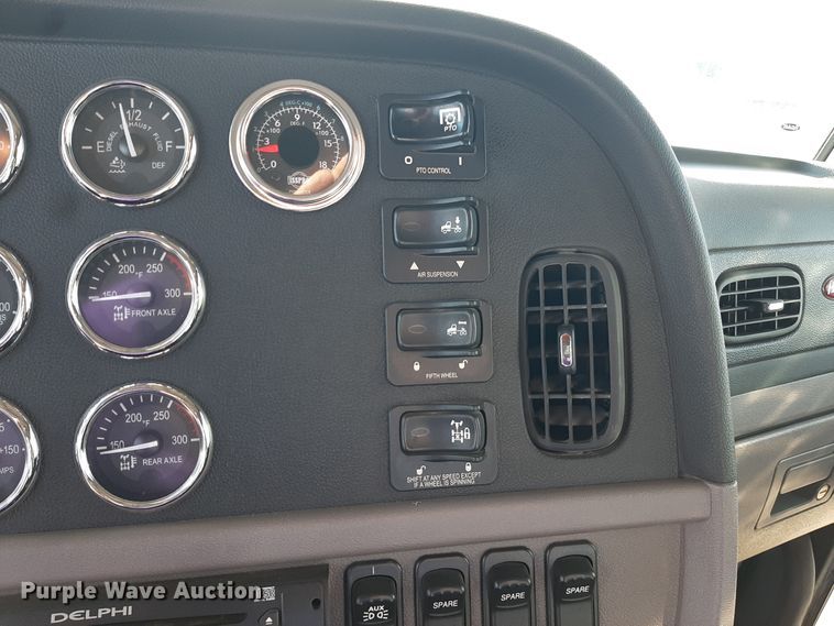 image for item LX9870 2011 Peterbilt 384  semi truck