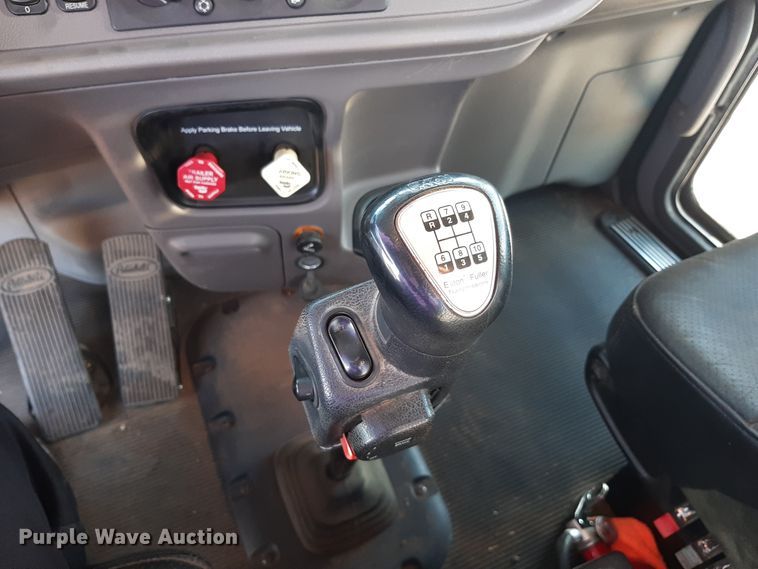 image for item LX9870 2011 Peterbilt 384  semi truck