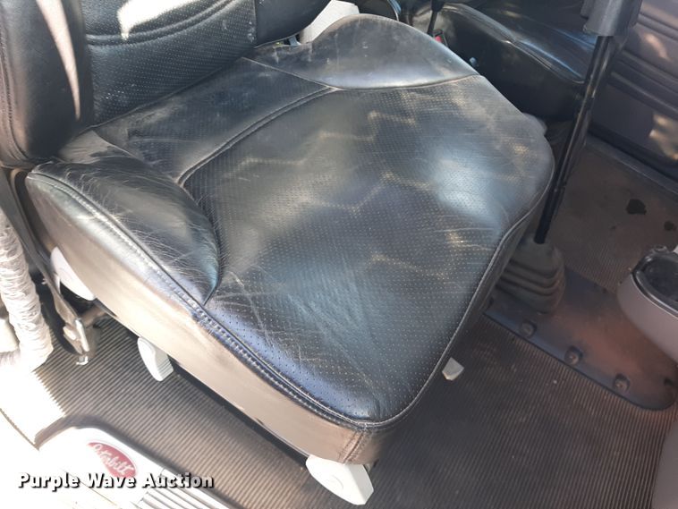 image for item LX9870 2011 Peterbilt 384  semi truck