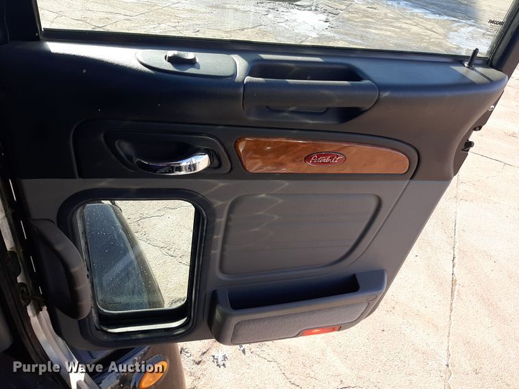 image for item LX9870 2011 Peterbilt 384  semi truck