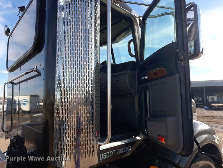 image for item LX9870 2011 Peterbilt 384  semi truck