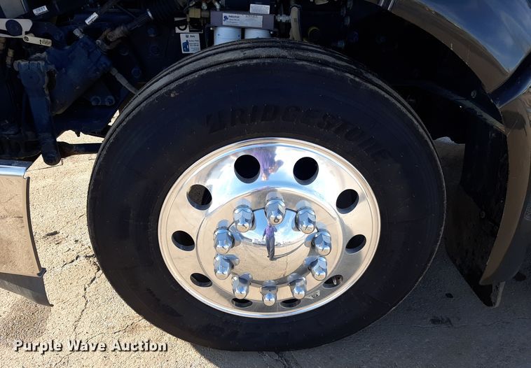 image for item LX9870 2011 Peterbilt 384  semi truck