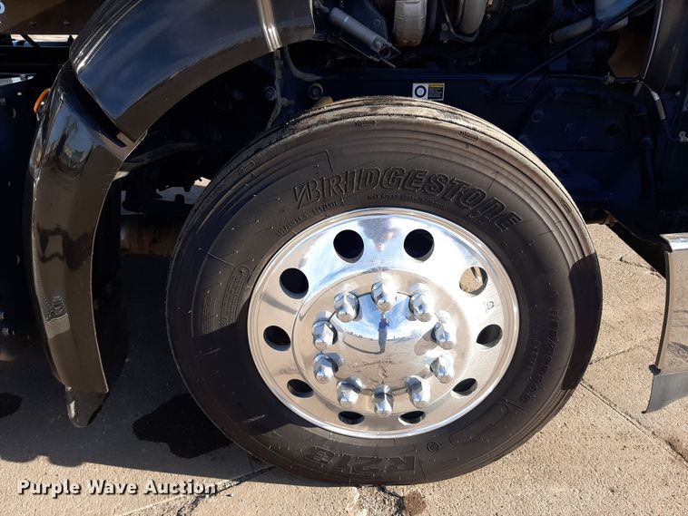 image for item LX9870 2011 Peterbilt 384  semi truck