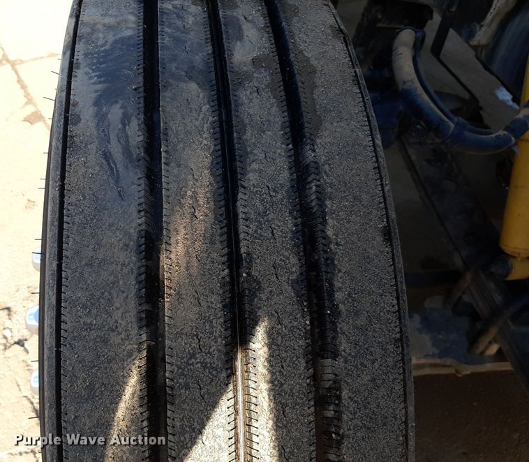 image for item LX9870 2011 Peterbilt 384  semi truck