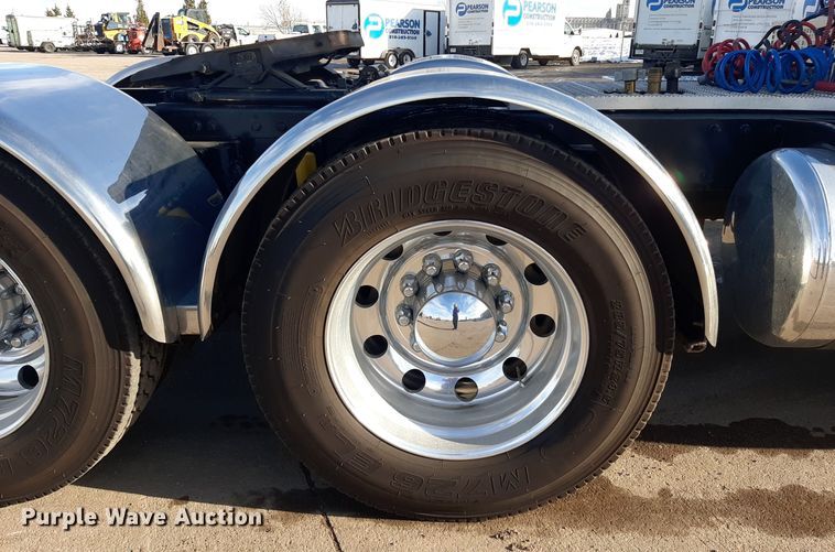 image for item LX9870 2011 Peterbilt 384  semi truck