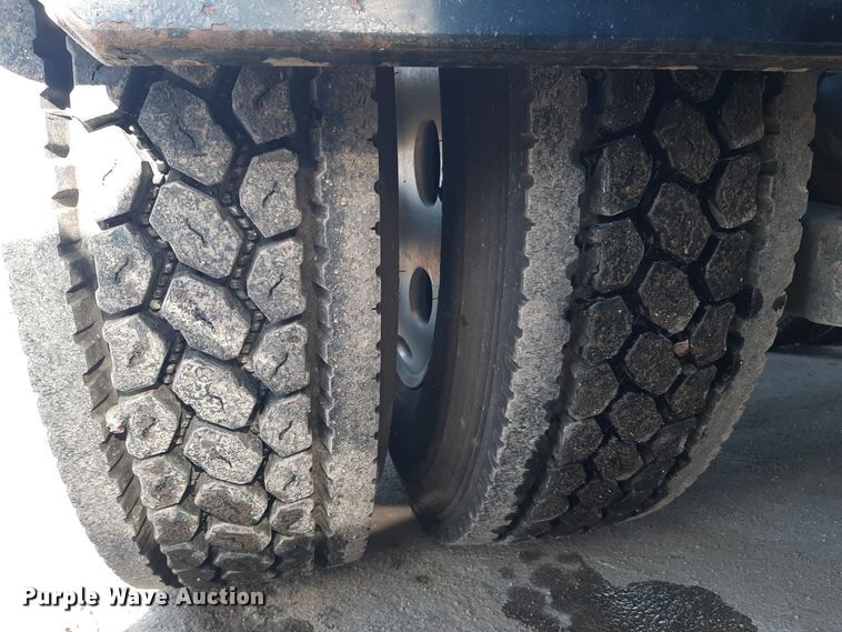 image for item LX9870 2011 Peterbilt 384  semi truck