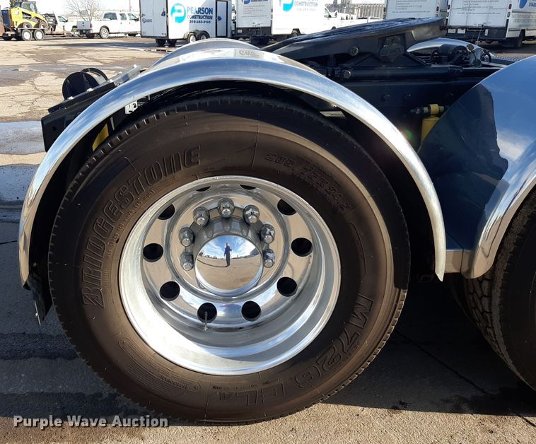 image for item LX9870 2011 Peterbilt 384  semi truck