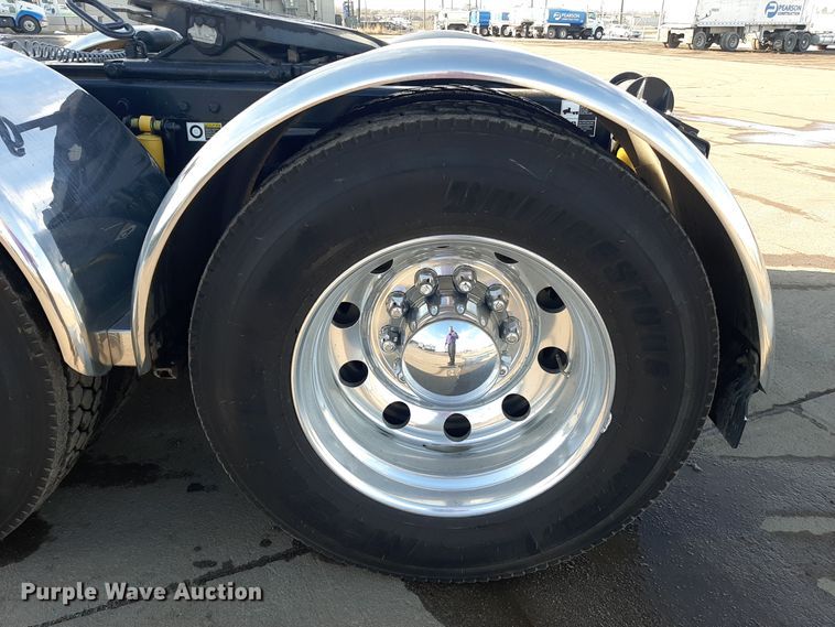 image for item LX9870 2011 Peterbilt 384  semi truck