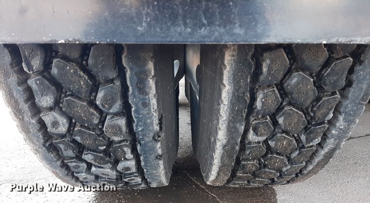 image for item LX9870 2011 Peterbilt 384  semi truck