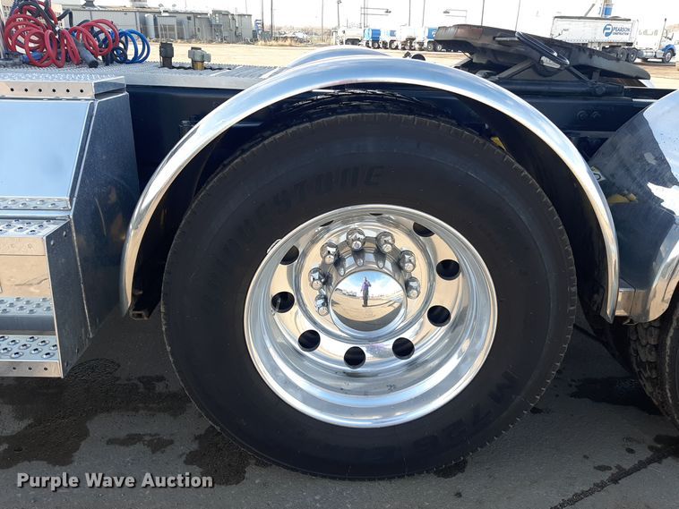 image for item LX9870 2011 Peterbilt 384  semi truck